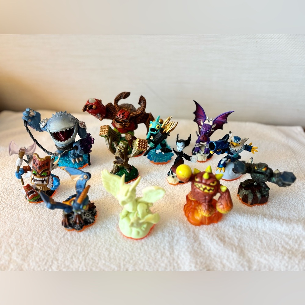 12 SKYLANDER Giants figures with Trading Cards
